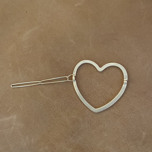 Pretty Gold Heart Hair Clip. NWT. - Picture 5 of 5